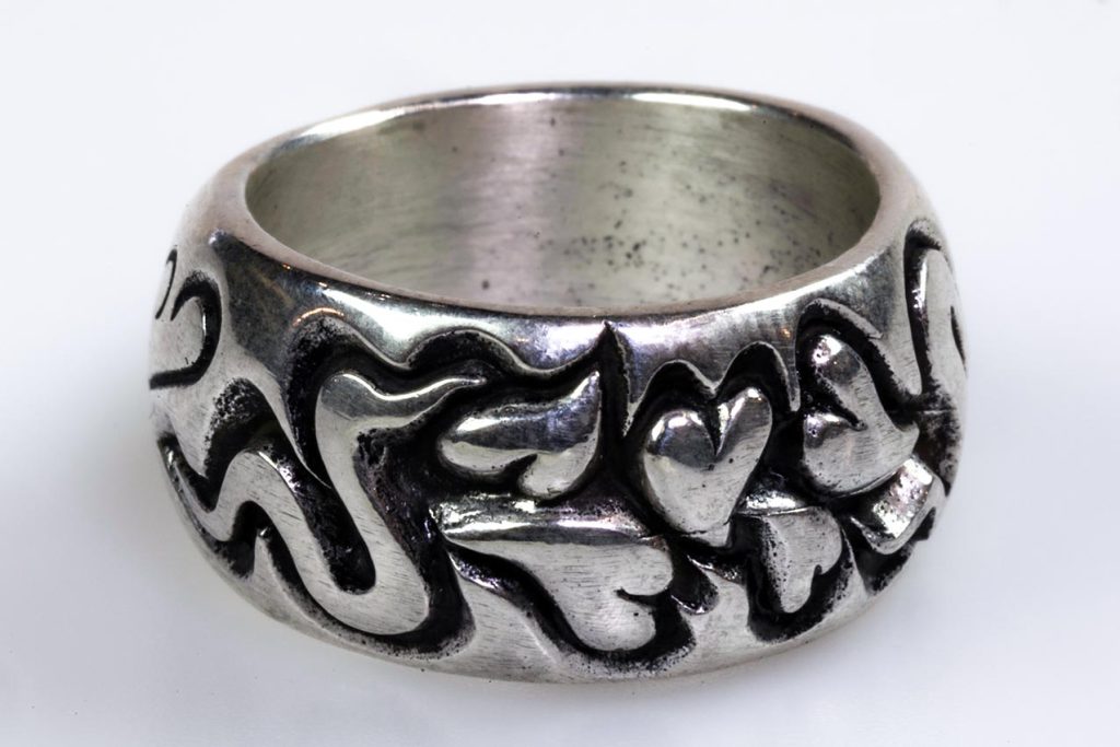 Anello bombato cuori e serpenti in argento