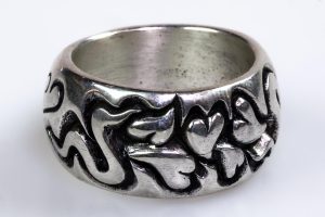 Anello bombato cuori e serpenti in argento