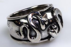 Silver rounded ring