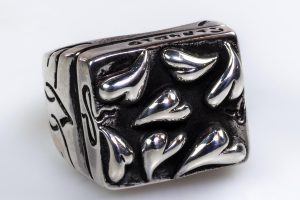 Squared silver ring with hearts