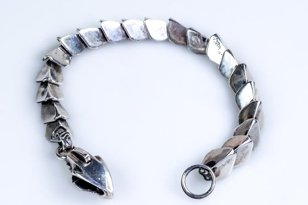 Bracelet with silver flakes